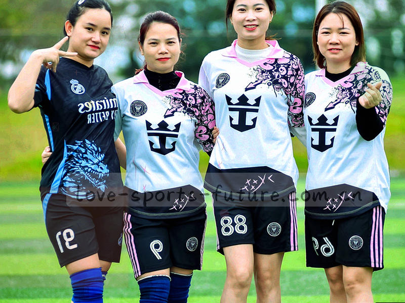 多条平行赛道线各自收束成一组标签块，其中两组被荧光绿描边标记为已收藏